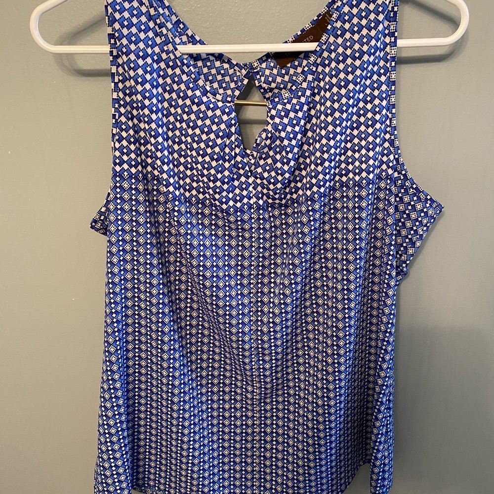 Limited sleeveless blouse